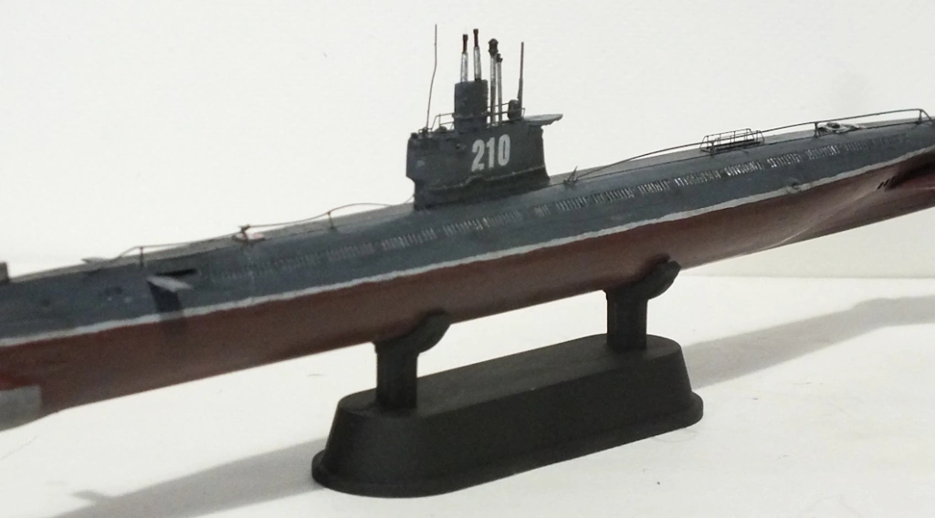 Review Dalam Box & History Kit Model Kapal Selam Type 033 dari HobbyBoss