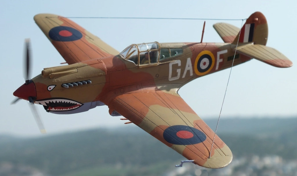 Membangun Pesawat P-40 Tomahawk IIB untuk Diorama El Alamein